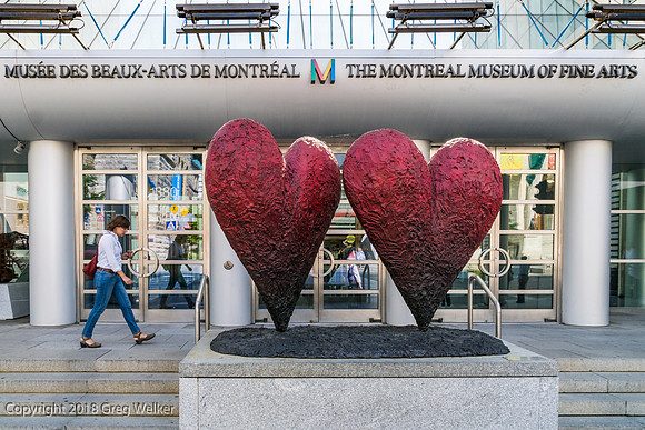 Jim Dine's sculpture "Twin 6' Hearts".